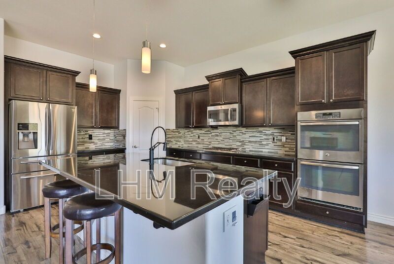 *Coming Soon* Luxurious 4 Bedroom Home with Pool, Fireplace, and Wine Cooler in Peoria, AZ property image